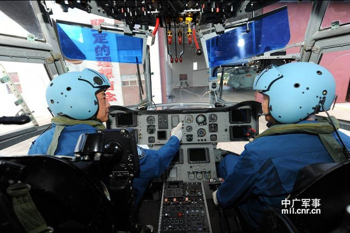 Trong khoang máy bay có các thiết bị, máy móc, ánh đèn... phản ánh các thông số kỹ thuật.