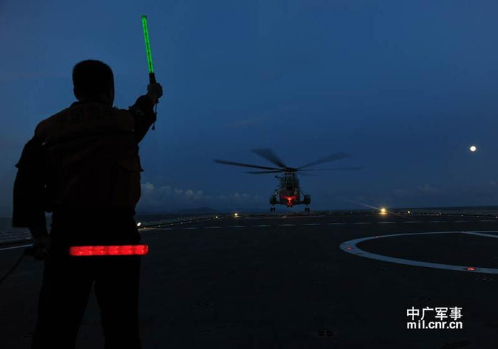 Máy bay trực thăng trang bị cho tàu chiến có thể tích lớn, tải trọng lớn, chở nhiều nhân viên, đã đặt ra yêu cầu rất cao về trình độ kỹ thuật và tố chất tâm lý đối với phi công.