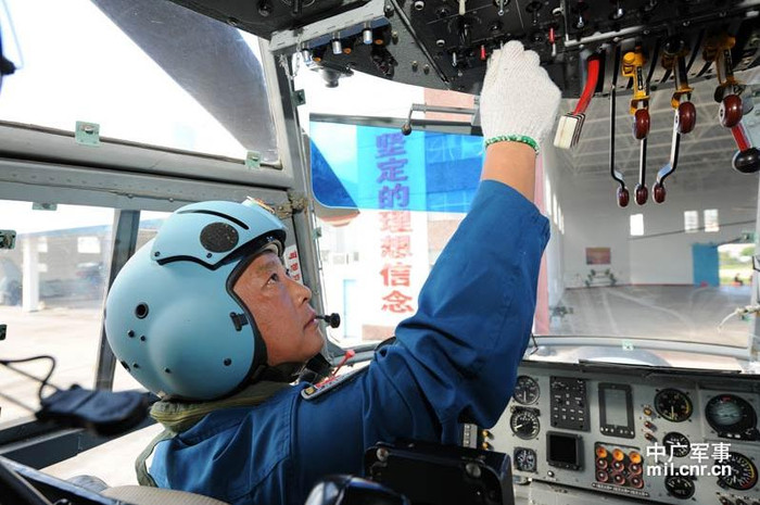 Máy bay trực thăng tiến hành hạ cánh xuống tàu chiến trong đêm là một trong những khoa mục chiến đấu thực tế có độ khó nhất, không chỉ phải khắc phục những hình ảnh khí tượng phức tạp, mà còn phải tiến hành phối hợp chính xác với tàu chiến.