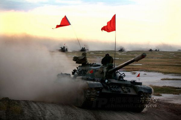 Lực lượng xe bọc thép hành tiến.