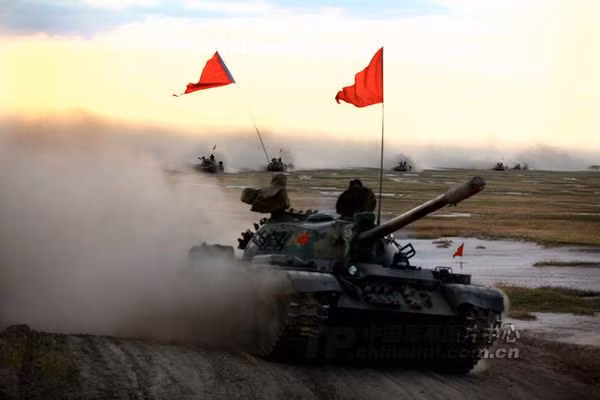 Lực lượng xe bọc thép hành tiến.