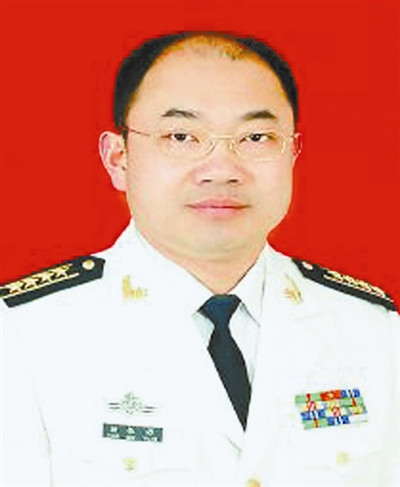 Dương Căn Nguyên, chuyên viên Ủy ban tư vấn chuyên gia thông tin hóa Hải quân, nhà nghiên cứu, quân hàm đại tá, theo dõi lâu dài việc nghiên cứu thông tin hóa trang bị Hải quân. Xuất bản 7 bộ tác phẩm “Nghiên cứu tác chiến thông tin – Chiến tranh cục bộ”. Nhận được một giải Đặc biệt về thành quả nghiên cứu khoa học quân sự Trung Quốc, 4 giải Ba tiến bộ khoa học công nghệ Quân đội.