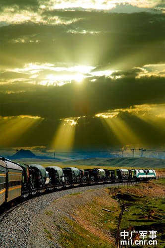 Một lữ đoàn tên lửa của Pháo binh 2, Quân đội Trung Quốc cơ động trên cao nguyên.