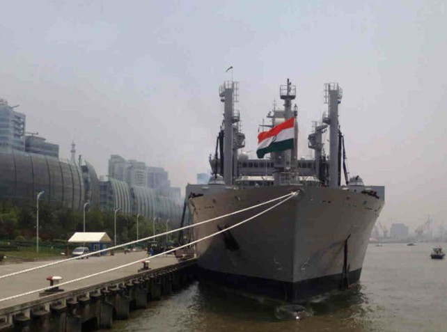 Tàu tiếp tế INS Shakti của Hải quân Ấn Độ.