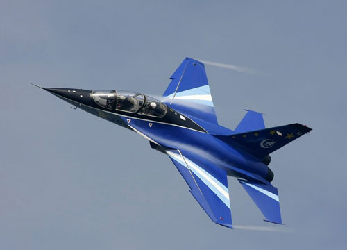 Các vật liệu composite như sợi carbon do có trọng lượng nhẹ, cường độ thấp lớn, được ứng dụng nhiều trong chế tạo máy bay chiến đấu kiểu mới. Trong hình là máy bay huấn luyện L-15 Liệp Ưng (Falcon) của Trung Quốc, máy bay này đã ứng dụng nhiều vật liệu composite.