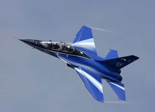 Các vật liệu composite như sợi carbon do có trọng lượng nhẹ, cường độ thấp lớn, được ứng dụng nhiều trong chế tạo máy bay chiến đấu kiểu mới. Trong hình là máy bay huấn luyện L-15 Liệp Ưng (Falcon) của Trung Quốc, máy bay này đã ứng dụng nhiều vật liệu composite.