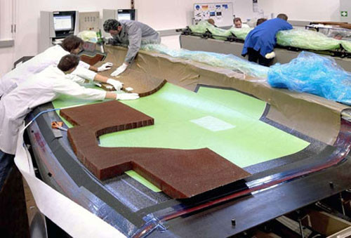 Các vật liệu composite như sợi carbon có giá trị quân sự rất cao, được dùng rộng rãi trong các lĩnh vực như lục, hải, không quân. Trong hình là xưởng chế tác của công ty vật liệu composite tiên tiến Áo được Tập đoàn Công nghiệp Máy bay Tây An, Trung Quốc thu mua.