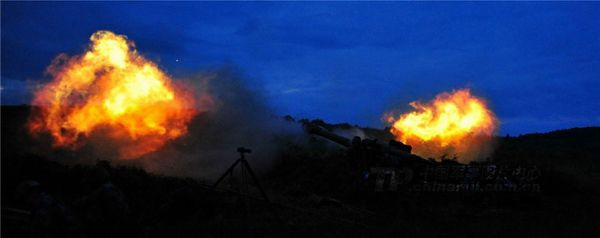 Bắn pháo trong đêm.