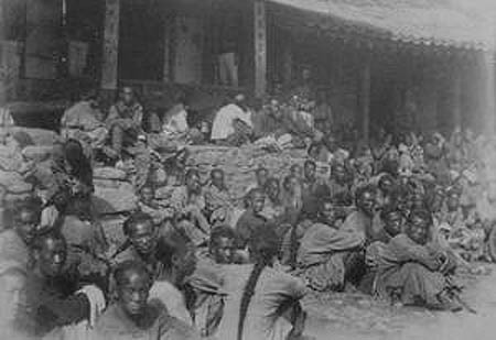 Binh sĩ Trung Quốc bị quân Nhật bắt làm tù binh trong Chiến tranh Giáp Ngọ. Binh sĩ Trung Quốc bị quân Nhật bắt làm tù binh trong Chiến tranh Giáp Ngọ.