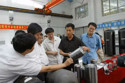 Các chuyên gia Trung Quốc thảo luận về việc ứng dụng sợi carbon hiệu suất cao cho các thiết bị bay tốc độ cao và tham quan xưởng sản xuất.