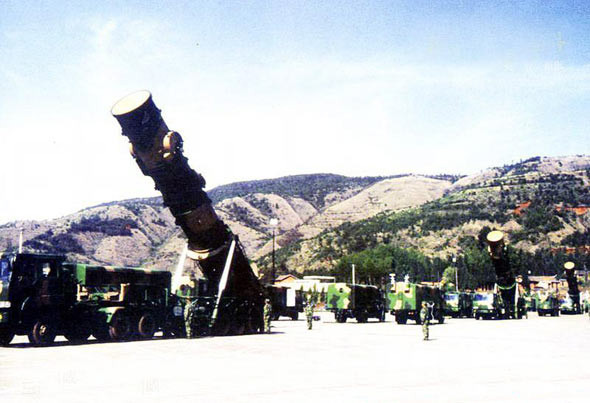 Tên lửa tầm trung DF-21 của Trung Quốc, sử dụng nhiên liệu rắn, có tầm phóng trên 2000 km, có tính năng cơ động đường bộ.