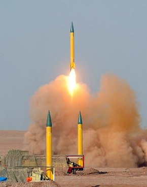 Iran vừa tổ chức cuộc diễn tập "Nhà tiên tri-7. Trong hình là tên lửa tầm trung Shahab-1 của Iran trong cuộc diễn tập này. Iran vừa tổ chức cuộc diễn tập "Nhà tiên tri-7. Trong hình là tên lửa tầm trung Shahab-1 của Iran trong cuộc diễn tập này.