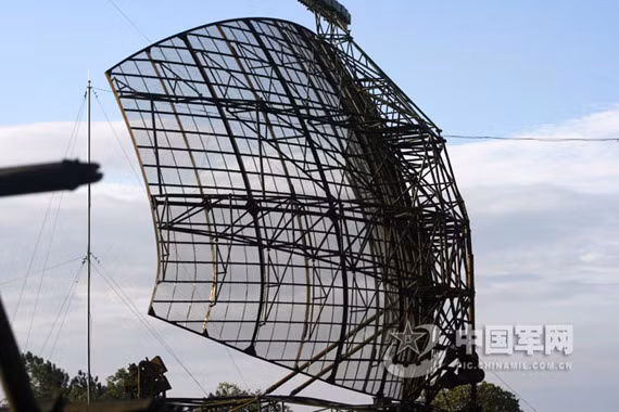 Radar phòng không làm nhiệm vụ cảnh giới bầu trời.