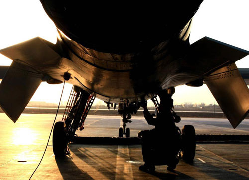 Máy bay chiến đấu J-10 của Trung Quốc cũng ứng dụng nhiều vật liệu composite, chế tạo một phần thân máy bay để giảm trọng lượng.