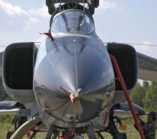 Do các vật liệu tổng hợp như sợi carbon có thể làm giảm rất lớn trọng lượng của thân máy bay, do đó được ứng dụng rất nhiều trên máy bay chiến đấu, nhưng do hiệu suất của vật liệu composite bình thường không cao, không thể áp dụng cho các bộ kiện then chốt, quan trọng.