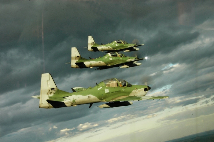 Trong quá trình thiết kế Super Tucano đã vận dụng nhiều thành quả công nghệ hàng không mới nhất, đồng thời còn trang bị máy tính, radar và thiết bị cảm biến hồng ngoại tiên tiến.