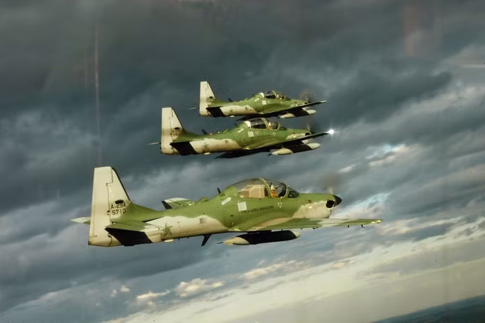 Trong quá trình thiết kế Super Tucano đã vận dụng nhiều thành quả công nghệ hàng không mới nhất, đồng thời còn trang bị máy tính, radar và thiết bị cảm biến hồng ngoại tiên tiến.