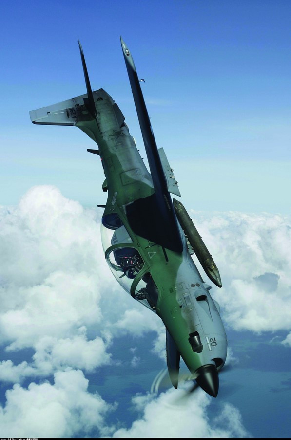 Máy bay EMB-314 Super Tucano có hệ thống điện tử hàng không tiên tiến, có thể mang theo tải trọng 1.500 kg ở bên ngoài, phân bố lần lượt ở 5 vị trí dưới cánh và thân máy bay. Mỗi vị trí có một thiết bị nối dùng để phân biệt vũ khí mang theo.