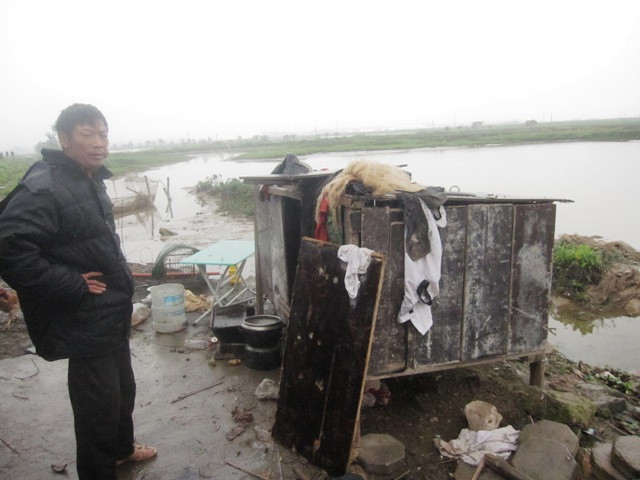 Anh Ngô Doãn Năm thừa nhận: Anh được "rèn" uống rượu từ nhỏ nên giờ không thể bỏ được. Sau khi biết bệnh tình mỗi lúc một nặng, cũng có hạn chế uống nhưng mỗi bữa cũng phải 5-7 nghìn rượu bên cạnh mới nuốt nổi cơm. Ảnh bảo: "Giờ mà bỏ rượu thì bệnh chắc chắn sẽ phát. Trước kia mỗi ngày bình quân phải nửa lít rượu chia thành ba bữa". Ảnh XT Anh Ngô Doãn Năm thừa nhận: Anh được "rèn" uống rượu từ nhỏ nên giờ không thể bỏ được. Sau khi biết bệnh tình mỗi lúc một nặng, cũng có hạn chế uống nhưng mỗi bữa cũng phải 5-7 nghìn rượu bên cạnh mới nuốt nổi cơm. Ảnh bảo: "Giờ mà bỏ rượu thì bệnh chắc chắn sẽ phát. Trước kia mỗi ngày bình quân phải nửa lít rượu chia thành ba bữa". Ảnh XT