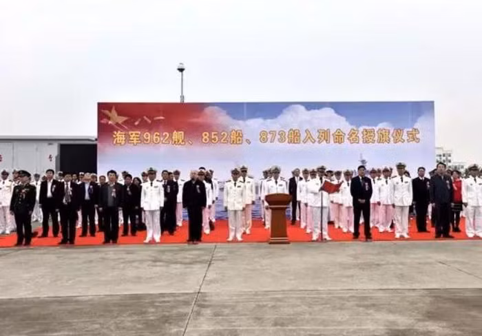 Lễ biên chế tàu trinh sát điện tử Hải Vương Tinh số hiệu 852, tàu tiếp tế Lô Cô Hồ số hiệu 962 và tàu đo đạc biển xa Tiền Học Sâm số hiệu 873 của Hạm đội Nam Hải, Hải quân Trung Quốc