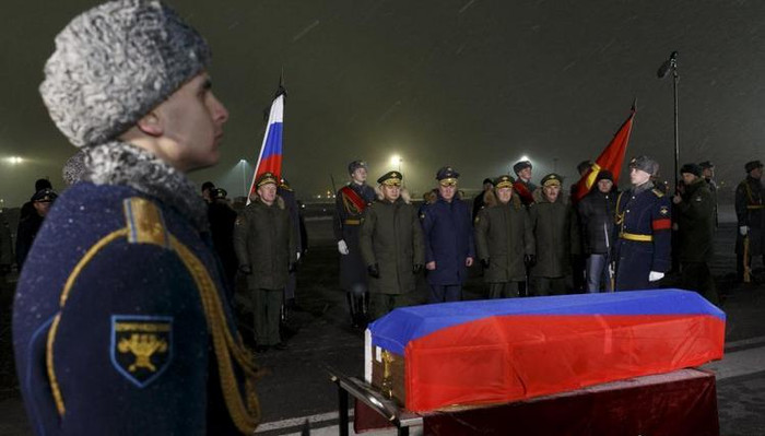 Thi thể phi công của máy bay chiến đấu ném bom Su-24 Nga bị Thổ Nhĩ Kỳ bắn hạ được đưa về Nga Thi thể phi công của máy bay chiến đấu ném bom Su-24 Nga bị Thổ Nhĩ Kỳ bắn hạ được đưa về Nga