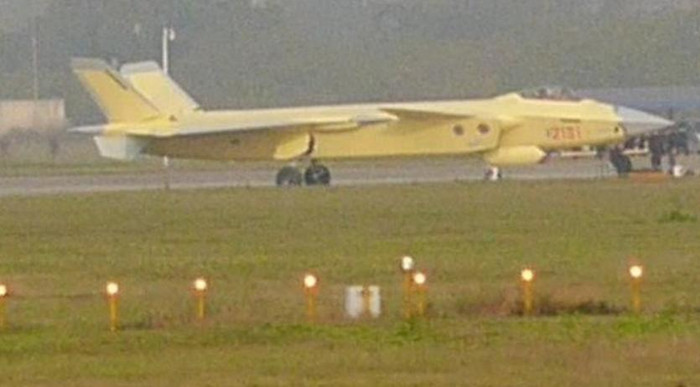 Máy bay chiến đấu tàng hình J-20 số hiệu 2101 Trung Quốc xuất hiện trên đường băng ngày 25/12/2015