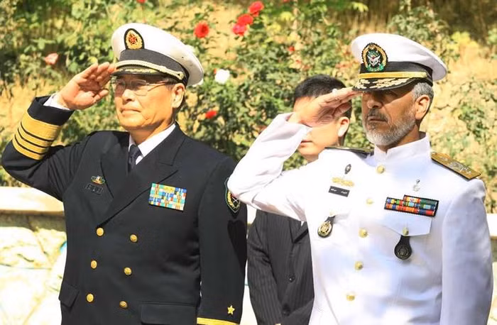 Tháng 10 năm 2015, Phó Tổng tham mưu trưởng Quân đội Trung Quốc, Đô đốc Tôn Kiến Quốc thăm Iran