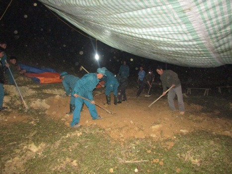 Từ chiều ngày 24/01 chính quyền và người dân đã làm mọi công tác để chuẩn bị đón thi hài các nạn nhân xấu số (ảnh Xuân Hòa) Từ chiều ngày 24/01 chính quyền và người dân đã làm mọi công tác để chuẩn bị đón thi hài các nạn nhân xấu số (ảnh Xuân Hòa)