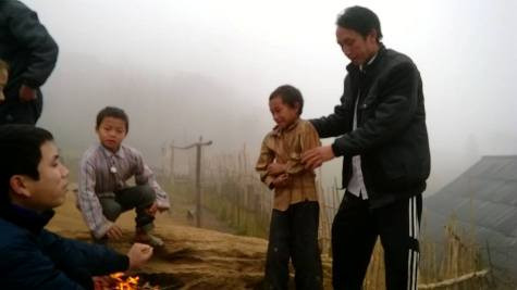 Em học sinh tại điểm lẻ Phà Khốm không có áo ấm nên thầy giáo phải đưa ra đống lửa cạnh phòng học để sưởi ấm (ảnh LL) Em học sinh tại điểm lẻ Phà Khốm không có áo ấm nên thầy giáo phải đưa ra đống lửa cạnh phòng học để sưởi ấm (ảnh LL)