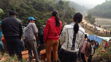 Một ngọn đồi 4 ngôi mộ trong 1 gia đình khiến lòng người thêm xót xa (ảnh Xuân Hòa)