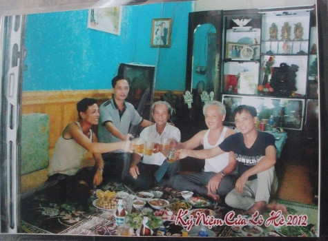 Anh Lê Hồng Quân chụp ảnh lưu niệm cùng gia đình trong một lần về quê ( ảnh gia đình cung cấp) Anh Lê Hồng Quân chụp ảnh lưu niệm cùng gia đình trong một lần về quê ( ảnh gia đình cung cấp)