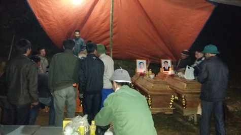 Đến 1 giờ sáng ngày 25/1 thi hài của cả 9 nạn nhân đã được đưa về quê nhà tại huyện Anh Sơn, tỉnh Nghệ An (ảnh Xuân Hòa) Đến 1 giờ sáng ngày 25/1 thi hài của cả 9 nạn nhân đã được đưa về quê nhà tại huyện Anh Sơn, tỉnh Nghệ An (ảnh Xuân Hòa)