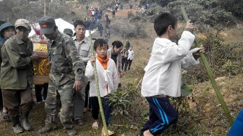 Hai đứa con nạn nhân Đường Văn Sơn còn chưa hiểu được nỗi đau mất bố, mất người thân (ảnh Xuân Hòa)