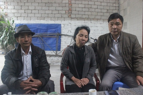 Bà Huệ (mẹ Thiếu tá Quân) cùng người thân đang đau buồn khi nhận được tin dữ sau khi xảy ra vụ tai nạn rơi máy bay (ảnh Xuân Hòa) Bà Huệ (mẹ Thiếu tá Quân) cùng người thân đang đau buồn khi nhận được tin dữ sau khi xảy ra vụ tai nạn rơi máy bay (ảnh Xuân Hòa)