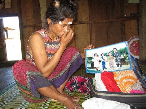 Không biết đến bao giờ nước mắt của người mẹ Vân Kiều này mới thôi rơi vì đứa con trai độc nhất của bà vẫn đang bặt vô âm tín nơi xứ người (ảnh Ngọc Xanh) Không biết đến bao giờ nước mắt của người mẹ Vân Kiều này mới thôi rơi vì đứa con trai độc nhất của bà vẫn đang bặt vô âm tín nơi xứ người (ảnh Ngọc Xanh)