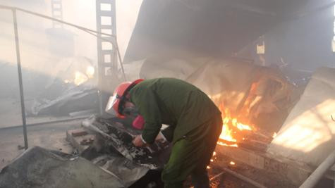 Lực lượng PCCC tích cực dập tắt đám cháy (ảnh Xuân Đức)