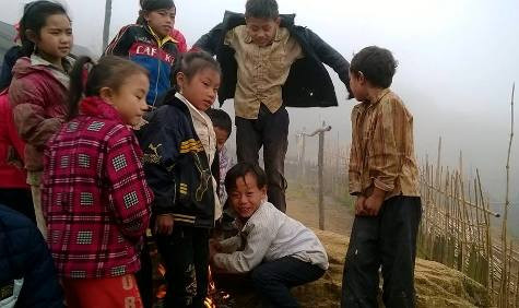Do nhiều em không có áo ấm nên những ngày giá rét các thầy, cô giáo lại phải đốt các đống lửa cạnh phòng học để các em sưởi ấm (ảnh LL) Do nhiều em không có áo ấm nên những ngày giá rét các thầy, cô giáo lại phải đốt các đống lửa cạnh phòng học để các em sưởi ấm (ảnh LL)