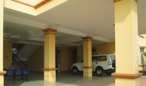 Tuy nhiên, do thiếu kinh phí trả lương lái xe, tiền duy tu, bảo dưỡng, xăng xe hoạt động nên chiếc xe cấp cứu tiền tỷ này đã phải "đắp chiếu" gần 2 năm nay (ảnh Xuân Hòa) Tuy nhiên, do thiếu kinh phí trả lương lái xe, tiền duy tu, bảo dưỡng, xăng xe hoạt động nên chiếc xe cấp cứu tiền tỷ này đã phải "đắp chiếu" gần 2 năm nay (ảnh Xuân Hòa)