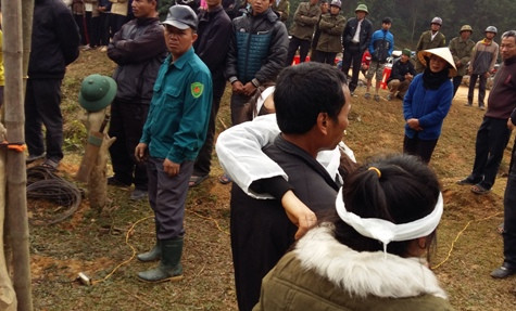 Người thân các nạn nhân ngất lịm trước cú sốc quá lớn này (ảnh Xuân Hòa)