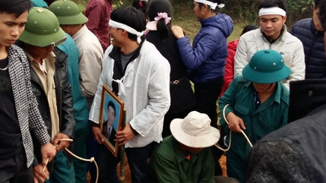 Trong một lúc anh Đường Văn Thanh (con trai ông Quảng) mất đi cả bố lẫn mẹ (ảnh Xuân Hòa)