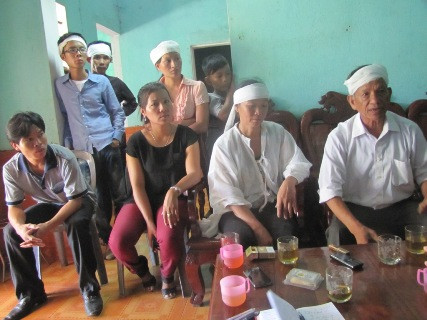 Người nhà nạn nhân Hồng tỏ ra bức xúc và cho rằng phía bệnh viện ĐK Hà Tĩnh nói đã thử thuốc cho người nhà mình trước khi tiêm là bịa đặt Người nhà nạn nhân Hồng tỏ ra bức xúc và cho rằng phía bệnh viện ĐK Hà Tĩnh nói đã thử thuốc cho người nhà mình trước khi tiêm là bịa đặt