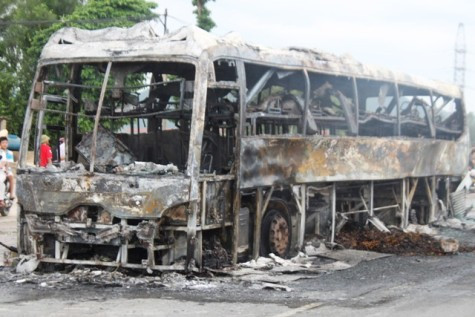 Chiếc xe khách giường nằm 27B - 00130 đã bị lửa thiêu rụi hoàn toàn cùng nhiều hành lý