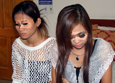 Linh không thể ngờ sau hai ngày một đêm nằm tàu lặn lội ra Thủ Đô để rồi ngay lần “vui vẻ” đầu tiên, cô đã bị bắt quả tang khi đang “chiều khách”. Ảnh chỉ mang tính chất minh họa. Linh không thể ngờ sau hai ngày một đêm nằm tàu lặn lội ra Thủ Đô để rồi ngay lần “vui vẻ” đầu tiên, cô đã bị bắt quả tang khi đang “chiều khách”. Ảnh chỉ mang tính chất minh họa.