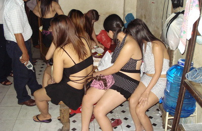 Đúng lúc ấy, Linh được bạn cùng “nghề” mách: Hà Nội đang có mốt “săn thú vui” gái miền Tây và cô bạn rủ Linh cùng ra thủ đô “kiếm cơm” cho dễ. Như “gãi đúng chỗ ngứa”, Linh sốt sắng nhận lời bạn ngay. Ảnh chỉ mang tính chất minh họa. Đúng lúc ấy, Linh được bạn cùng “nghề” mách: Hà Nội đang có mốt “săn thú vui” gái miền Tây và cô bạn rủ Linh cùng ra thủ đô “kiếm cơm” cho dễ. Như “gãi đúng chỗ ngứa”, Linh sốt sắng nhận lời bạn ngay. Ảnh chỉ mang tính chất minh họa.