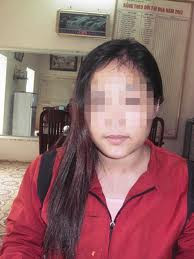 Phùng Thuỳ Linh( SN 1988, quê tại Phụng Hiệp - Hậu Giang). Sinh ra trong một gia đình khó khăn, Linh chưa một lần được ăn no mặc đẹp. Cô chỉ được học đến lớp hai thì phải nghỉ vì gia đình không có tiền đóng học. Nhưng “nghề” thì cô không thể bỏ, cô còn muốn kiếm thêm con trâu nữa để mẹ cho thuê, kiếm thêm đồng ra, đồng vào. Ảnh chỉ mang tính chất minh họa. Phùng Thuỳ Linh( SN 1988, quê tại Phụng Hiệp - Hậu Giang). Sinh ra trong một gia đình khó khăn, Linh chưa một lần được ăn no mặc đẹp. Cô chỉ được học đến lớp hai thì phải nghỉ vì gia đình không có tiền đóng học. Nhưng “nghề” thì cô không thể bỏ, cô còn muốn kiếm thêm con trâu nữa để mẹ cho thuê, kiếm thêm đồng ra, đồng vào. Ảnh chỉ mang tính chất minh họa.