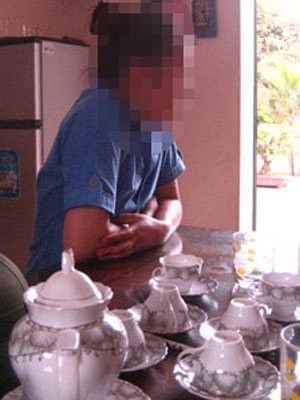 Nguyễn Thị Thu Hương ( học sinh trường THPT NVX) là cô gái có vẻ đẹp thánh thiện, trong sáng. Nhưng 15 tuổi, cô trở thành đàn bà. Vì lao theo mối tình thầy trò, tin tưởng mù quáng theo tình yêu ấy, Hương đã trao cái ngàn vàng cho người thầy. Sự phụ bạc của người yêu đã đẩy cô bé vào con đường nghiện ngập, trở thành gái bán dâm... Ảnh chỉ mang tính chất minh họa. Nguyễn Thị Thu Hương ( học sinh trường THPT NVX) là cô gái có vẻ đẹp thánh thiện, trong sáng. Nhưng 15 tuổi, cô trở thành đàn bà. Vì lao theo mối tình thầy trò, tin tưởng mù quáng theo tình yêu ấy, Hương đã trao cái ngàn vàng cho người thầy. Sự phụ bạc của người yêu đã đẩy cô bé vào con đường nghiện ngập, trở thành gái bán dâm... Ảnh chỉ mang tính chất minh họa.