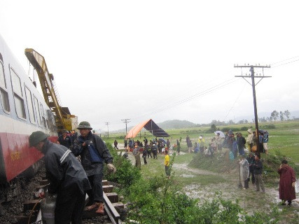 Một bộ phận công nhân còn lại tìm cách hàn gắn những điểm đường ray bị đứt gãy