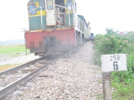 Cho đến 18 giờ 30 phút ngày 8/10 5 trong tổng số 7 tao tàu bị lật đã được đưa vào đường ray an toàn