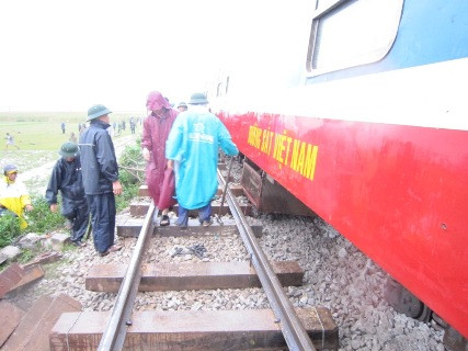 Tuy nhiên do gặp phải thời tiết xấu và vị trí xảy ra tai nạn khó tiếp cận nên vẫn còn 2 toa chưa thể đưa trở lại đường ray