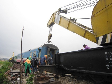 Cần cẩu trọng tải hơn 100 tấn cũng được đưa vào để cẩu các toa tàu